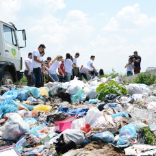 112,000 People Cleaned Up ca 8,000 Tonnes of Illegal Waste in Albania in One Day